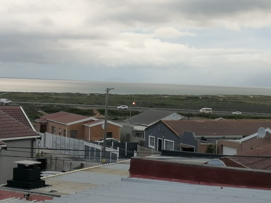 6 Bedroom Property for Sale in Strandfontein Village Western Cape